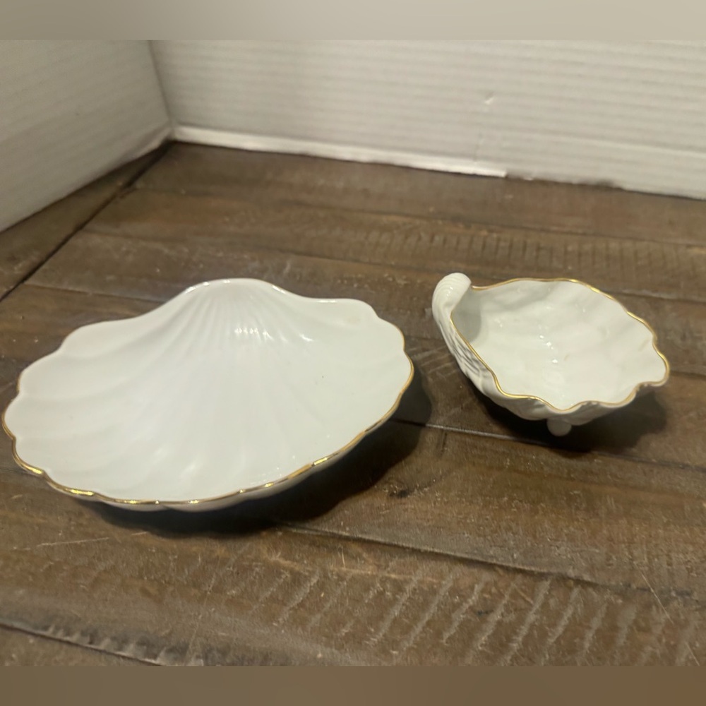 MMA White Porcelain Footed
Ark Shell Dish Set